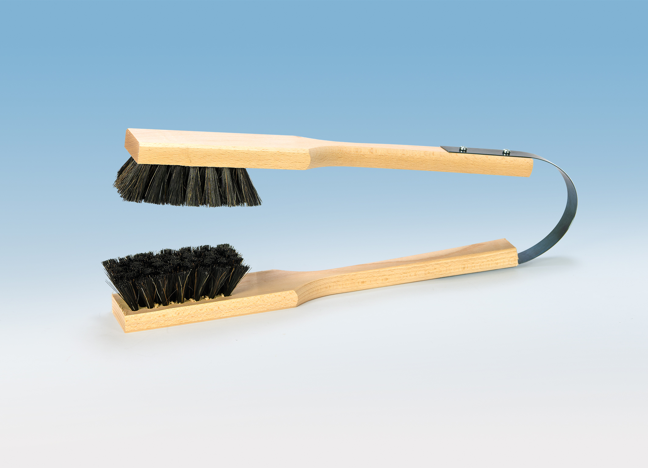 Doppelbürste mit federndem Metallbügel und Öffnung